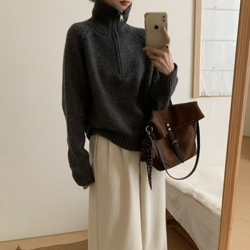 Pleteni pulover s color-block uzorkom, stojeći ovratnik sa zatvaračem, labav kroj, dugi rukavi, sastav: 70–80% poliester, <30% elastan