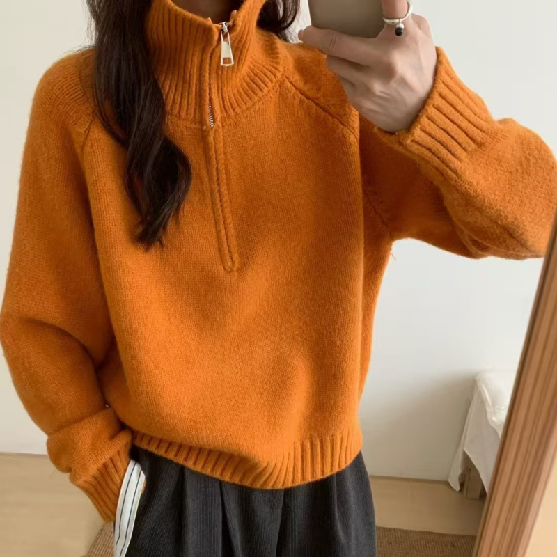 Pleteni pulover s color-block uzorkom, stojeći ovratnik sa zatvaračem, labav kroj, dugi rukavi, sastav: 70–80% poliester, <30% elastan