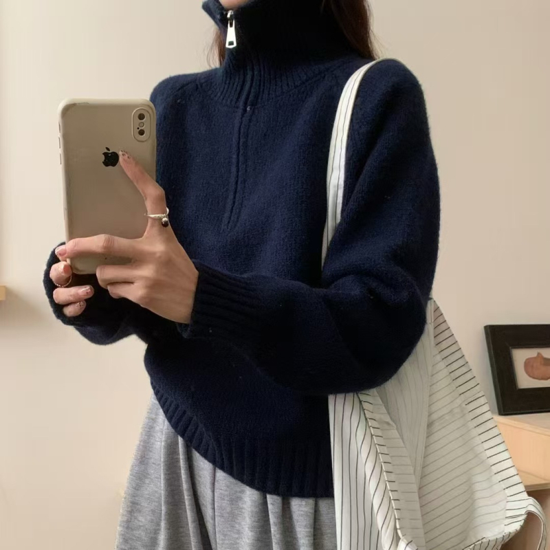 Pleteni pulover s color-block uzorkom, stojeći ovratnik sa zatvaračem, labav kroj, dugi rukavi, sastav: 70–80% poliester, <30% elastan