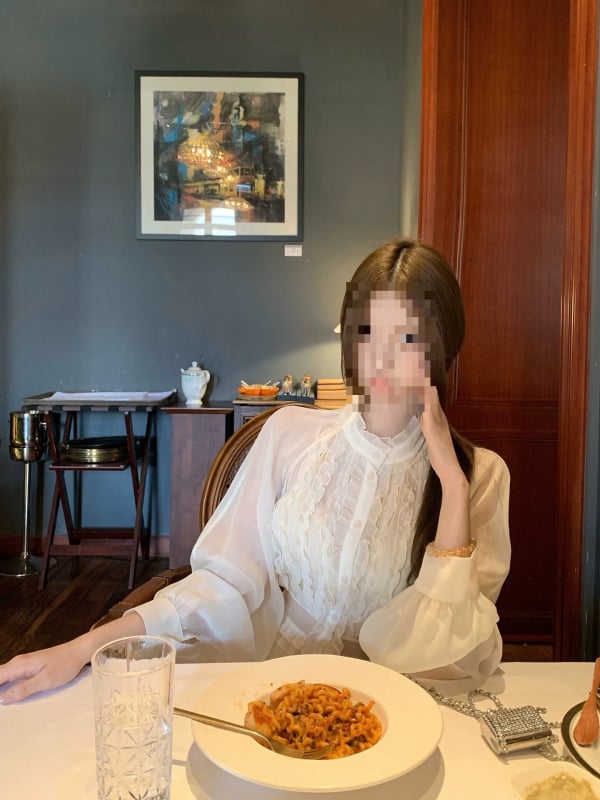 Модална риза с абстрактен принт, наклонени рамена, стойкова яка, A-line силует