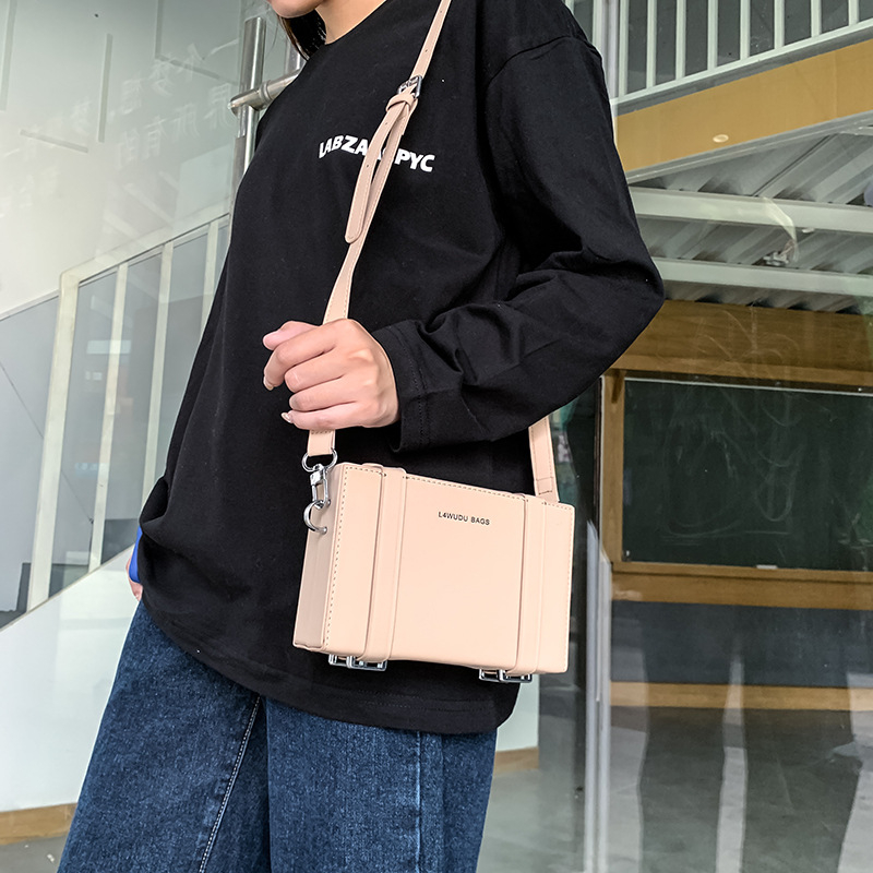 Ženska crossbody torbica – PU, ulični stil, horizontalni kvadratnog oblika, zatvaranje šniranjem, unutarnja pretinac za mobitel
