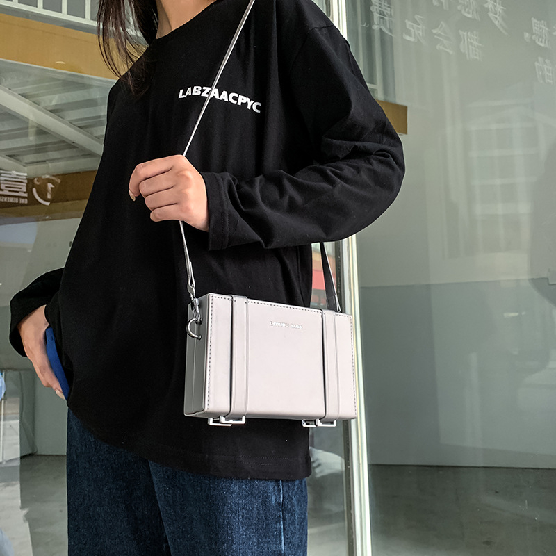 Ženska crossbody torbica – PU, ulični stil, horizontalni kvadratnog oblika, zatvaranje šniranjem, unutarnja pretinac za mobitel