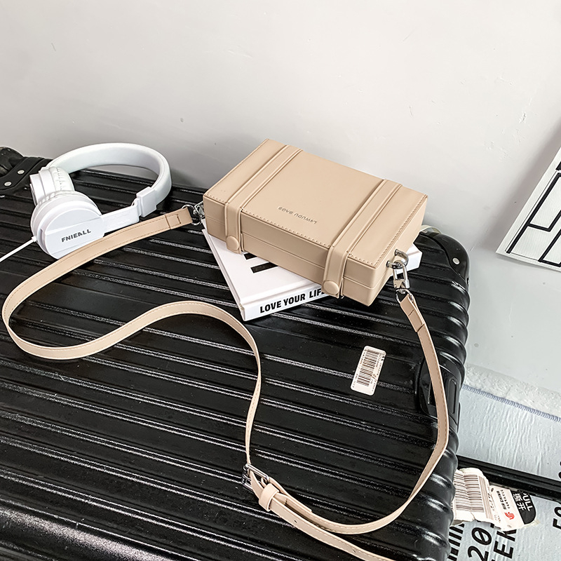 Ženska crossbody torbica – PU, ulični stil, horizontalni kvadratnog oblika, zatvaranje šniranjem, unutarnja pretinac za mobitel