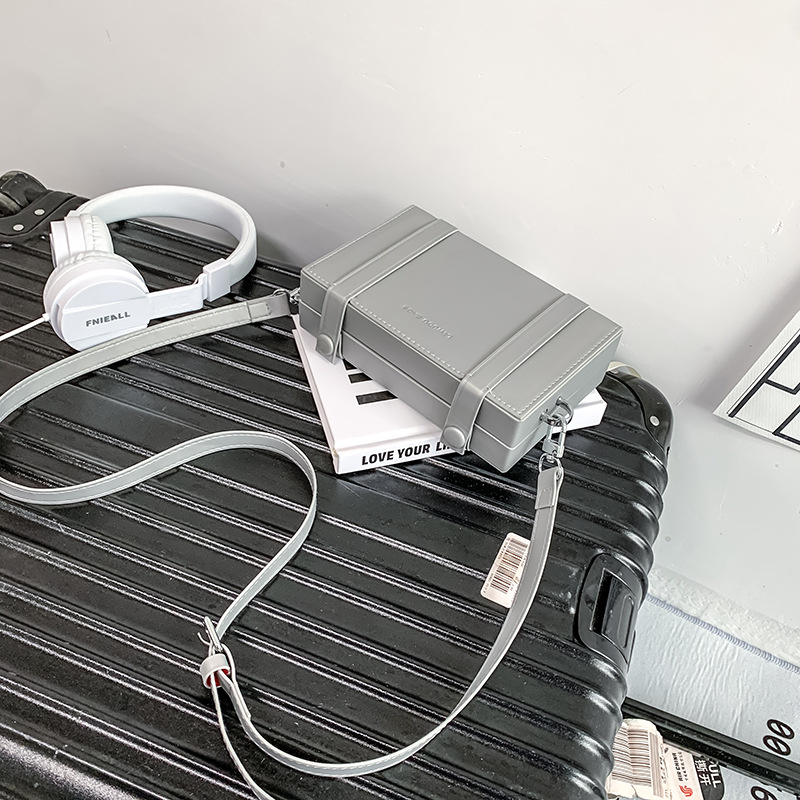Ženska crossbody torbica – PU, ulični stil, horizontalni kvadratnog oblika, zatvaranje šniranjem, unutarnja pretinac za mobitel