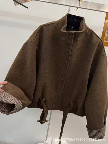 Ženski vuneni kaput, poluotvorenim ovratnikom, jednostruko kopčanje, jednobojni uzorak, književno retro stil
