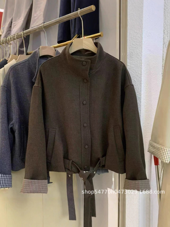Ženski vuneni kaput, poluotvorenim ovratnikom, jednostruko kopčanje, jednobojni uzorak, književno retro stil