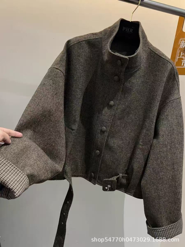 Ženski vuneni kaput, poluotvorenim ovratnikom, jednostruko kopčanje, jednobojni uzorak, književno retro stil
