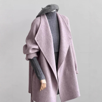 Ženski vuneni kaput, ležernog kroja, srednje dužine, duljina 65–80 cm, polo ovratnik, raglan rukavima