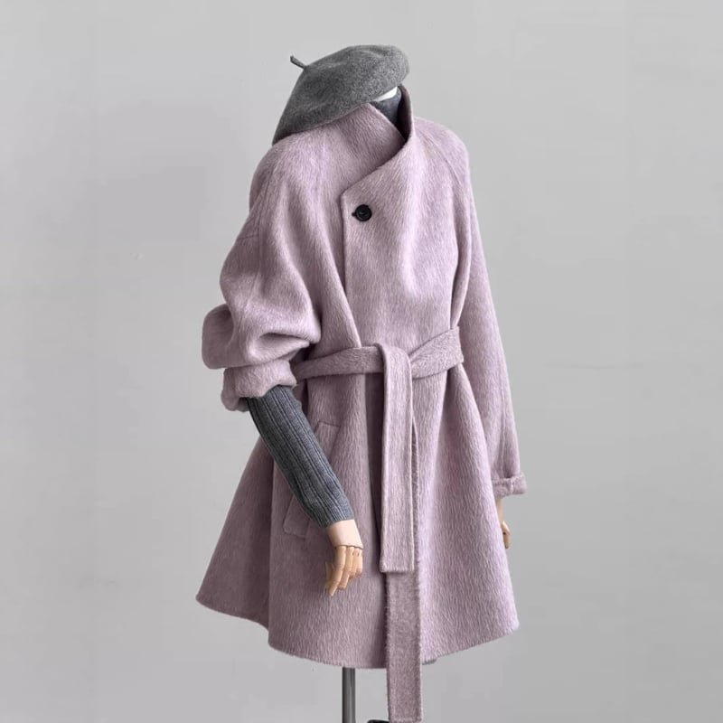 Ženski vuneni kaput, ležernog kroja, srednje dužine, duljina 65–80 cm, polo ovratnik, raglan rukavima