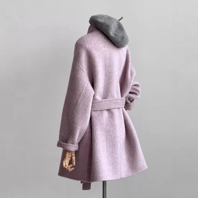 Ženski vuneni kaput, ležernog kroja, srednje dužine, duljina 65–80 cm, polo ovratnik, raglan rukavima