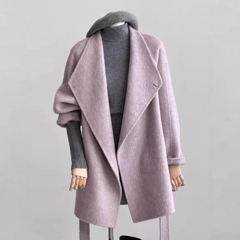 Ženski vuneni kaput, ležernog kroja, srednje dužine, duljina 65–80 cm, polo ovratnik, raglan rukavima