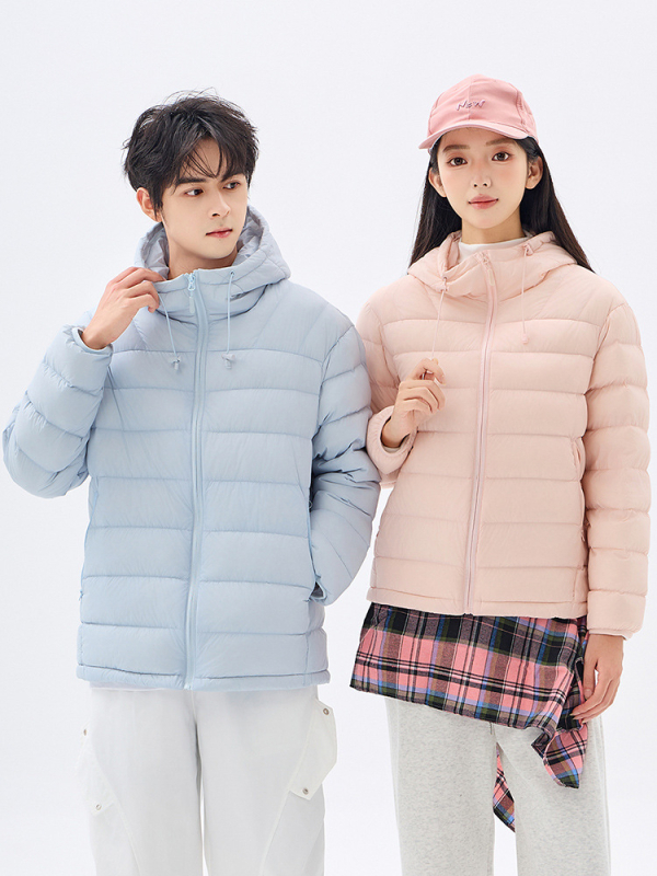 Geacă de puf cu glugă din nylon, umplutură din puf de gâscă alb 91-95%, croială slim, lungime medie, sezon toamnă 2025