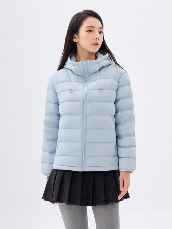 Geacă de puf cu glugă din nylon, umplutură din puf de gâscă alb 91-95%, croială slim, lungime medie, sezon toamnă 2025