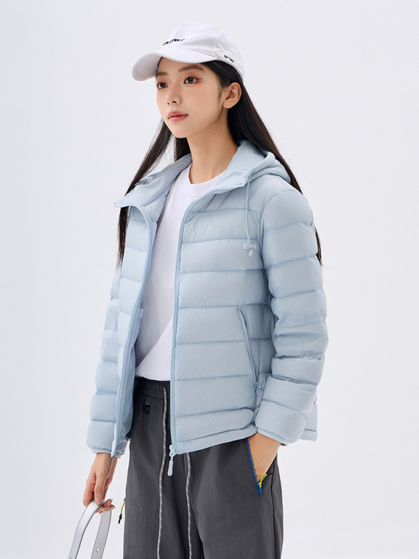 Geacă de puf cu glugă din nylon, umplutură din puf de gâscă alb 91-95%, croială slim, lungime medie, sezon toamnă 2025