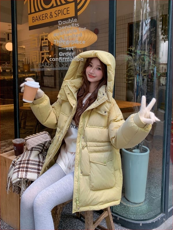 Palton damă cu puf de rață, guler înalt, lungime medie-lungă (65–80 cm), nylon tafta material, conținut puf 56–60%