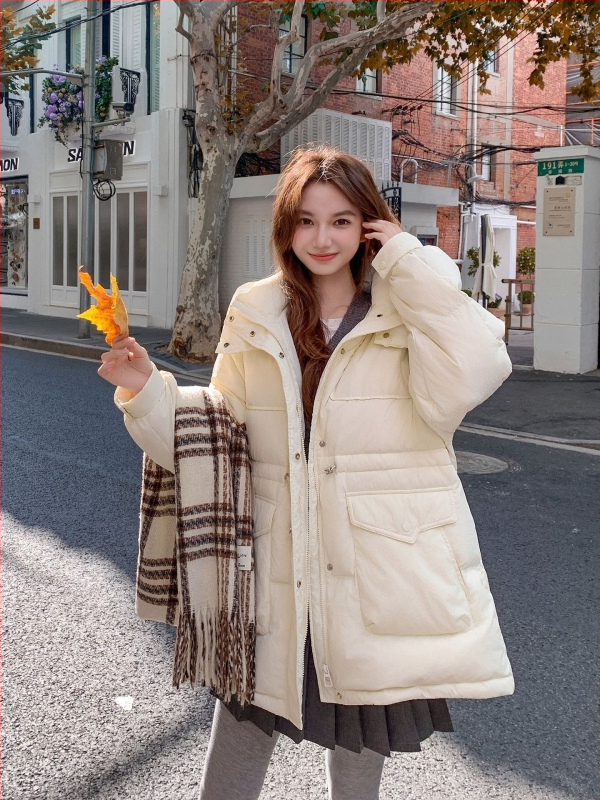 Palton damă cu puf de rață, guler înalt, lungime medie-lungă (65–80 cm), nylon tafta material, conținut puf 56–60%