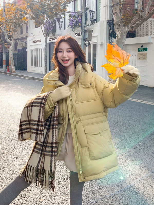 Palton damă cu puf de rață, guler înalt, lungime medie-lungă (65–80 cm), nylon tafta material, conținut puf 56–60%