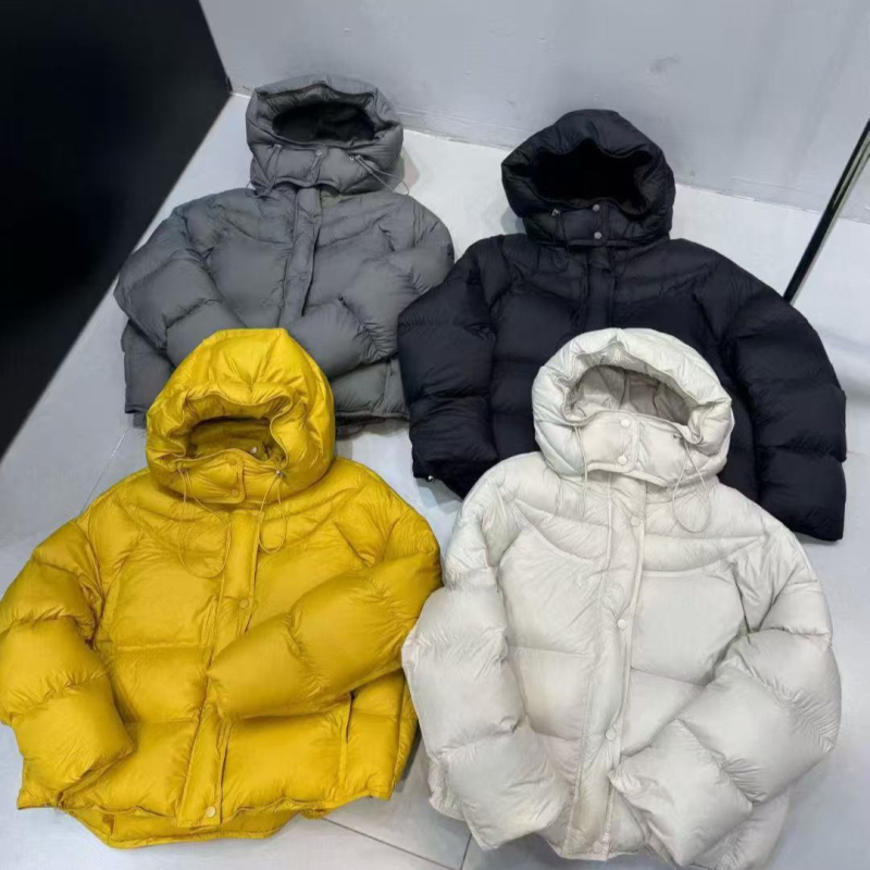 Jakna s kapuljačom, punjenje perjem 351–400 g, udio perja 86–90%, poliesterski materijal