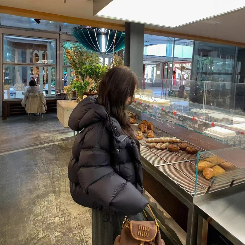 Jakna s kapuljačom, punjenje perjem 351–400 g, udio perja 86–90%, poliesterski materijal