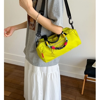 Nylon Crossbody torba, horizontalni kvadratni oblik, zatvaranje na zip, unutarnja zip džep, poliester podstava, jedna naramenica — pogodna za rekreacijsko putovanje (ljeto 2025).