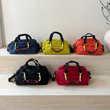 Nylon Crossbody torba, horizontalni kvadratni oblik, zatvaranje na zip, unutarnja zip džep, poliester podstava, jedna naramenica — pogodna za rekreacijsko putovanje (ljeto 2025).