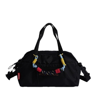 Nylon Crossbody torba, horizontalni kvadratni oblik, zatvaranje na zip, unutarnja zip džep, poliester podstava, jedna naramenica — pogodna za rekreacijsko putovanje (ljeto 2025).