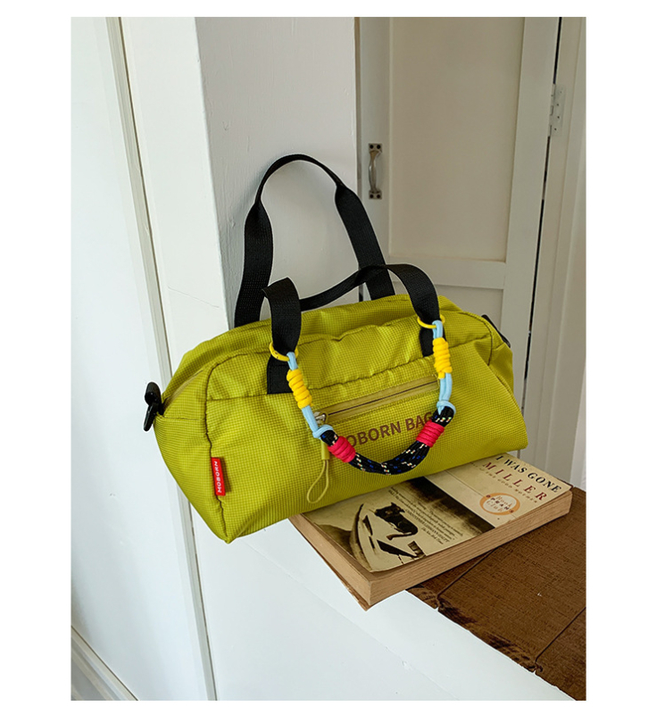 Nylon Crossbody torba, horizontalni kvadratni oblik, zatvaranje na zip, unutarnja zip džep, poliester podstava, jedna naramenica — pogodna za rekreacijsko putovanje (ljeto 2025).