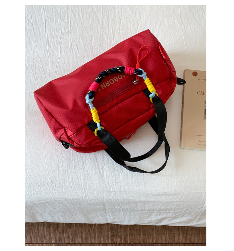 Nylon Crossbody torba, horizontalni kvadratni oblik, zatvaranje na zip, unutarnja zip džep, poliester podstava, jedna naramenica — pogodna za rekreacijsko putovanje (ljeto 2025).