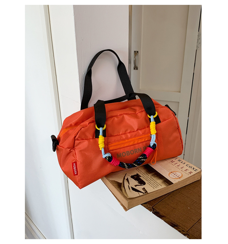 Nylon Crossbody torba, horizontalni kvadratni oblik, zatvaranje na zip, unutarnja zip džep, poliester podstava, jedna naramenica — pogodna za rekreacijsko putovanje (ljeto 2025).