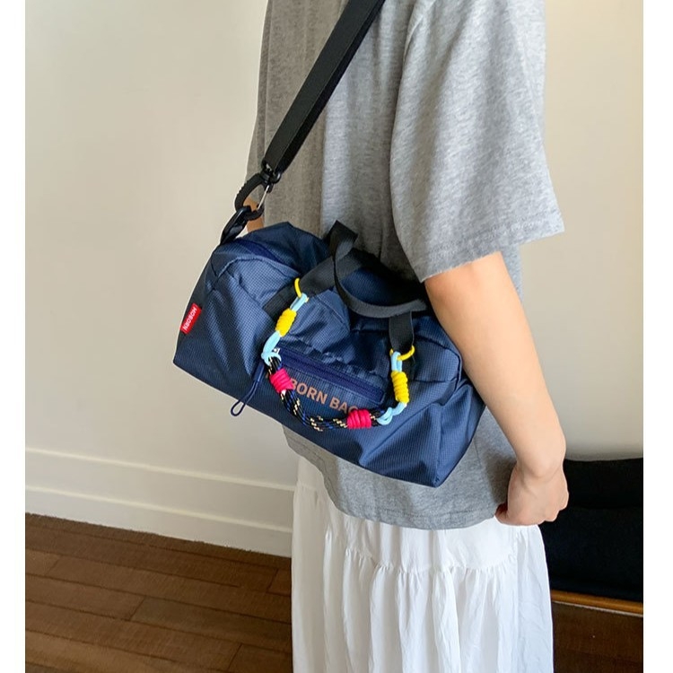 Nylon Crossbody torba, horizontalni kvadratni oblik, zatvaranje na zip, unutarnja zip džep, poliester podstava, jedna naramenica — pogodna za rekreacijsko putovanje (ljeto 2025).