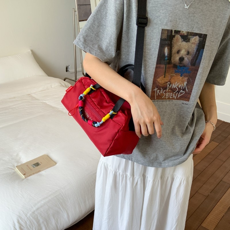 Nylon Crossbody torba, horizontalni kvadratni oblik, zatvaranje na zip, unutarnja zip džep, poliester podstava, jedna naramenica — pogodna za rekreacijsko putovanje (ljeto 2025).