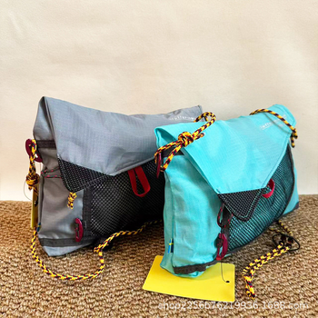 Crossbody sporttáska – 3L kapacitás, nejlon anyag, légáteresztő, vízálló, geometriai mintázat (Anyag: Nylon; Kapacitás: 3L; Légáteresztő; Vízálló; Mintázat: Geometriai)