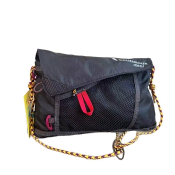 Crossbody sporttáska – 3L kapacitás, nejlon anyag, légáteresztő, vízálló, geometriai mintázat (Anyag: Nylon; Kapacitás: 3L; Légáteresztő; Vízálló; Mintázat: Geometriai)