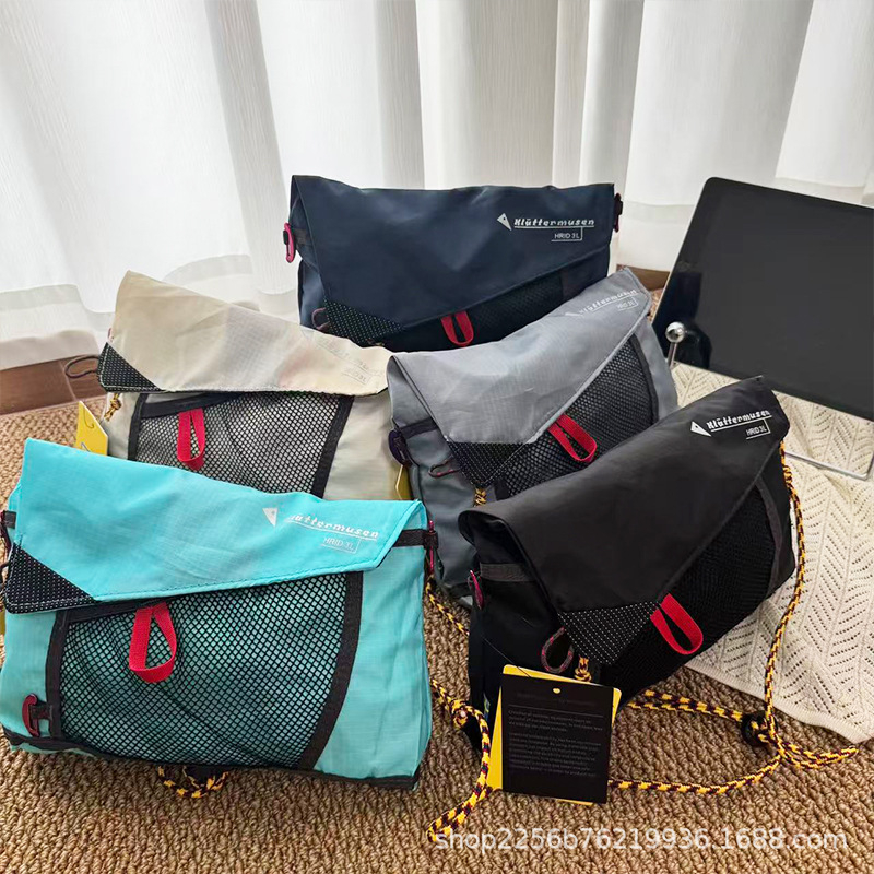 Crossbody sporttáska – 3L kapacitás, nejlon anyag, légáteresztő, vízálló, geometriai mintázat (Anyag: Nylon; Kapacitás: 3L; Légáteresztő; Vízálló; Mintázat: Geometriai)