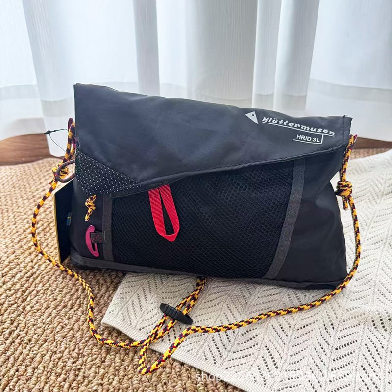 Crossbody sporttáska – 3L kapacitás, nejlon anyag, légáteresztő, vízálló, geometriai mintázat (Anyag: Nylon; Kapacitás: 3L; Légáteresztő; Vízálló; Mintázat: Geometriai)