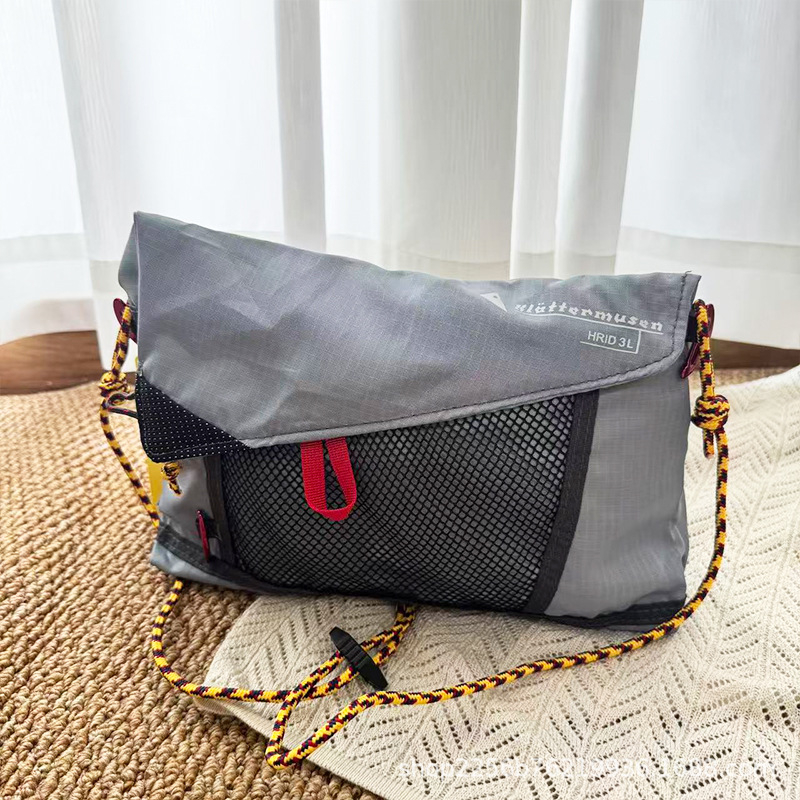 Crossbody sporttáska – 3L kapacitás, nejlon anyag, légáteresztő, vízálló, geometriai mintázat (Anyag: Nylon; Kapacitás: 3L; Légáteresztő; Vízálló; Mintázat: Geometriai)