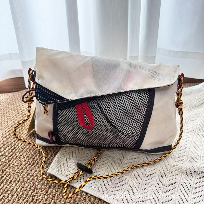 Crossbody sporttáska – 3L kapacitás, nejlon anyag, légáteresztő, vízálló, geometriai mintázat (Anyag: Nylon; Kapacitás: 3L; Légáteresztő; Vízálló; Mintázat: Geometriai)