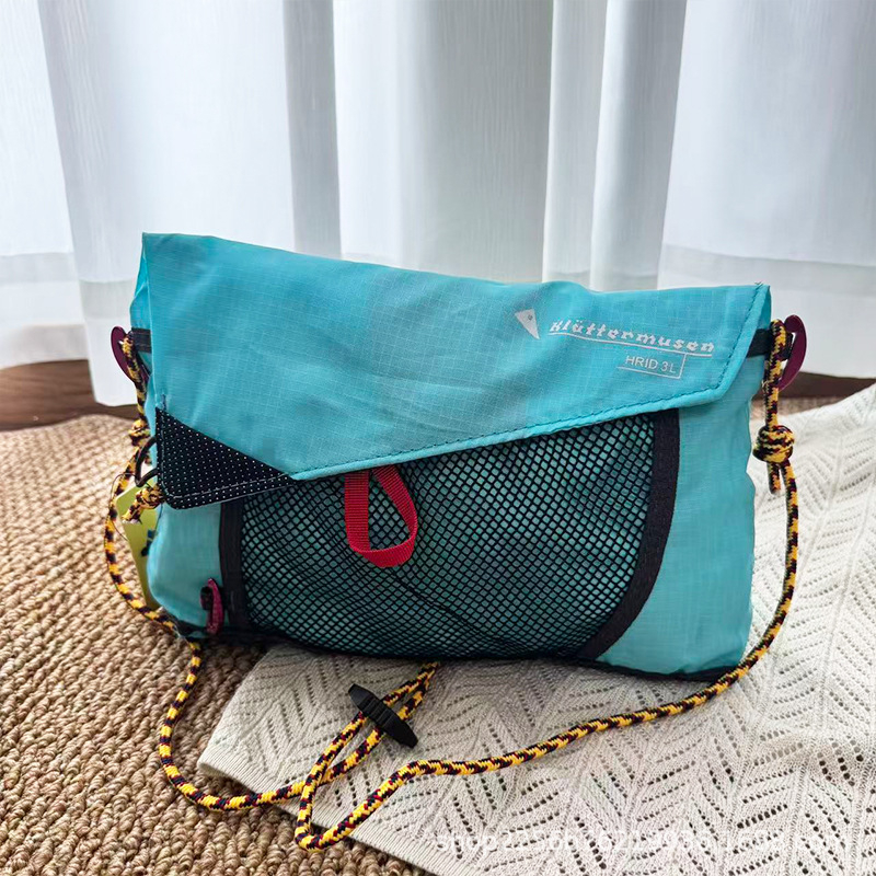 Crossbody sporttáska – 3L kapacitás, nejlon anyag, légáteresztő, vízálló, geometriai mintázat (Anyag: Nylon; Kapacitás: 3L; Légáteresztő; Vízálló; Mintázat: Geometriai)