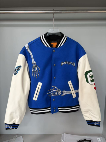 Baseball kabát koponya a hátán és nehéz hímzés, törölköző-hímzés, quiltelt bélés, külső anyag 80% pamut, bélés poliészter, álló gallér, egyszerű gombos zárás, széles szabás, hip-hop streetwear