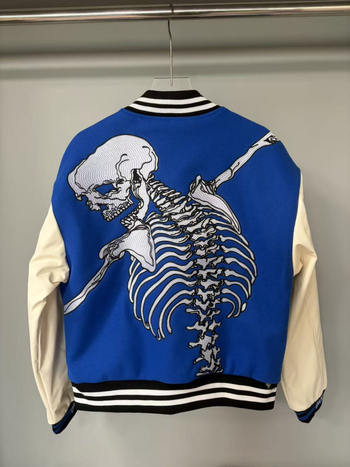 Baseball kabát koponya a hátán és nehéz hímzés, törölköző-hímzés, quiltelt bélés, külső anyag 80% pamut, bélés poliészter, álló gallér, egyszerű gombos zárás, széles szabás, hip-hop streetwear