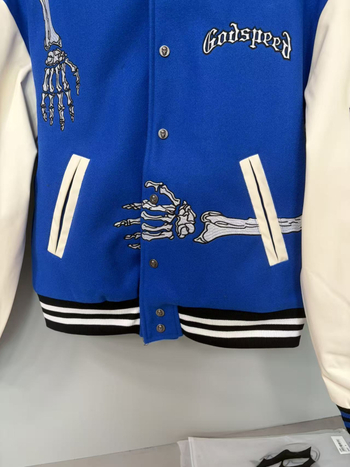 Baseball kabát koponya a hátán és nehéz hímzés, törölköző-hímzés, quiltelt bélés, külső anyag 80% pamut, bélés poliészter, álló gallér, egyszerű gombos zárás, széles szabás, hip-hop streetwear