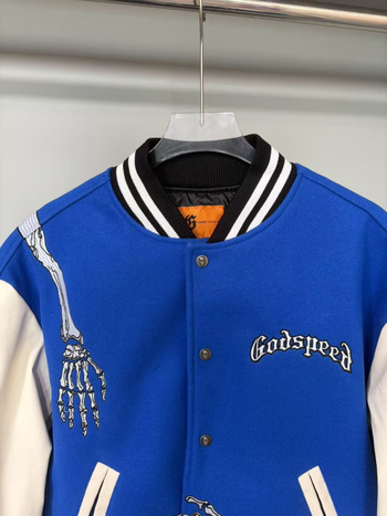 Baseball kabát koponya a hátán és nehéz hímzés, törölköző-hímzés, quiltelt bélés, külső anyag 80% pamut, bélés poliészter, álló gallér, egyszerű gombos zárás, széles szabás, hip-hop streetwear