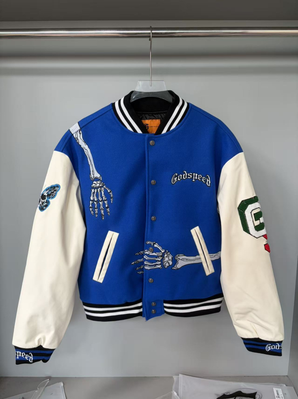 Baseball kabát koponya a hátán és nehéz hímzés, törölköző-hímzés, quiltelt bélés, külső anyag 80% pamut, bélés poliészter, álló gallér, egyszerű gombos zárás, széles szabás, hip-hop streetwear