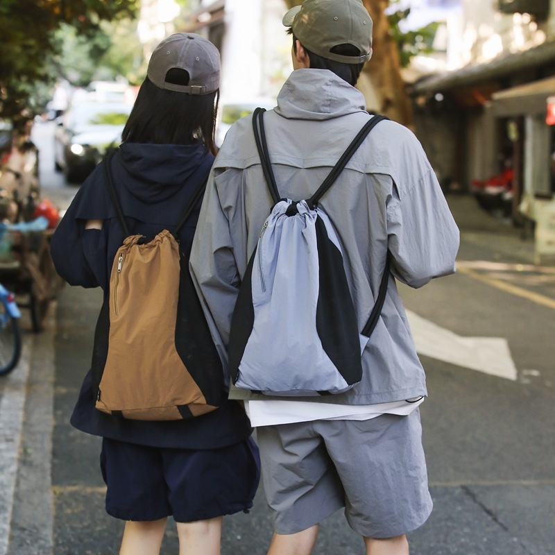 Unisex nylon ruksak – laganog stila s vezanjem, višenamjenski za svakodnevicu, putovanja i fitness; zakrivljene naramenice, proljeće 2024