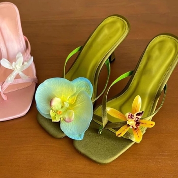 Sandale s cvjetnom dekoracijom i podijeljenim prstima, visoka potpetica, korejski stil; gornji materijal: bik koža druge klase, potplat: guma, unutarnji materijal: super vlakna