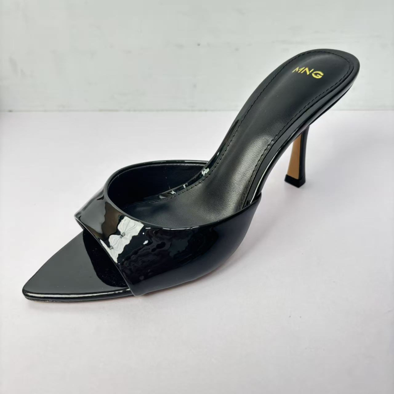 Ženske sandale od patent kože s špicastim vrhom, tanak štikla iznad 8 cm, otvoreni prsti, gumeni potplat, ljeto