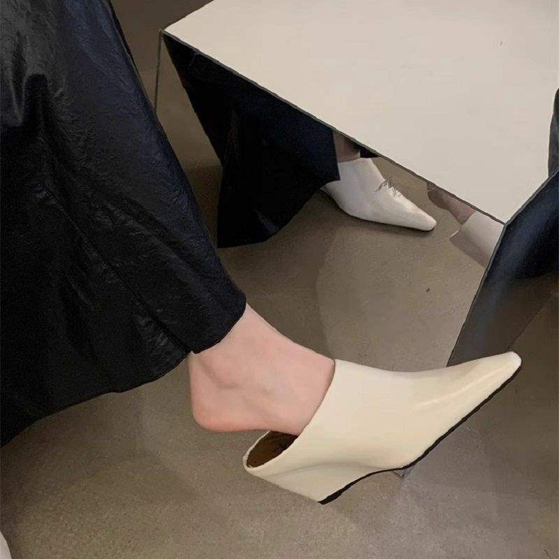 Korejskog stila mule s PU gornjim dijelom, mekanim, četvrtasti vrh, niski nagib potplata, gumena potplata, debljina potplata 0-3 cm