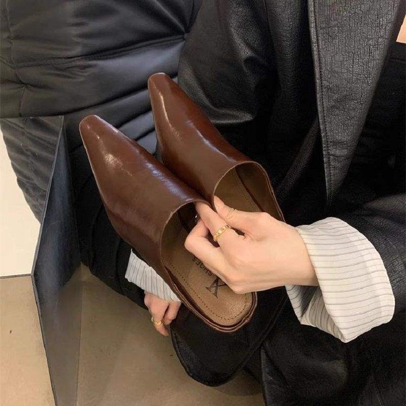 Korejskog stila mule s PU gornjim dijelom, mekanim, četvrtasti vrh, niski nagib potplata, gumena potplata, debljina potplata 0-3 cm