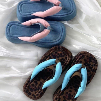 Platformos vastag talpú papucs, klínes sarokkal, nyári casual viselet, Felső: szuper rost, Belső: szarvasbőr, Talp: gumi, Lábujj: kerek, Mintázat: halszálka