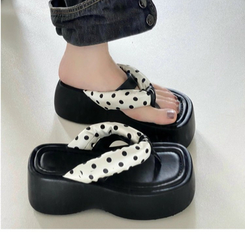 Platformos vastag talpú papucs, klínes sarokkal, nyári casual viselet, Felső: szuper rost, Belső: szarvasbőr, Talp: gumi, Lábujj: kerek, Mintázat: halszálka